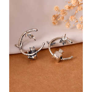 Aretes Colgantes de Plata con Diseño de Panda de Meera Jaipur, de la India - Product Image 3