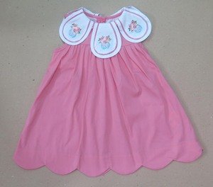 Robes pour bébés filles. La combinaison de broderie à la main et de broderie machine crée un design charmant. Les commandes personnalisées sont disponibles. - Product Image 5