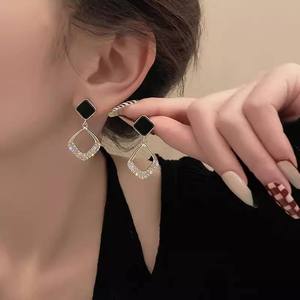 Boucles d'oreilles tendance unisexes plaquées or 14 carats de luxe avec clous carrés noirs et design goutte de diamant pour soirée et cadeau - Product Image 2
