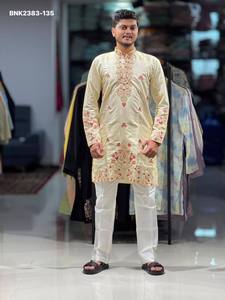 ชุดคุร์ตะผู้ชายแบบสวมใส่ได้เป็นครั้งคราว แต่งลายปักดิ้นเงาหลายเส้น พร้อมชุดนอนผ้าฝ้ายผสม  จัดจำหน่ายโดยซัพพลายเออร์ชาวอินเดีย - Product Image 3