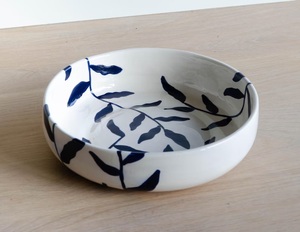 Bol à pâtes en céramique de luxe, motif botanique bleu, design large et peu profond, finition brillante et lisse pour la table - Product Image 5
