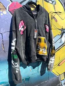 Sweat-shirt à capuche surdimensionné au design unique et très tendance, imprimé graffiti patchwork, coupe courte, streetwear homme, en coton tricoté. - Product Image 6