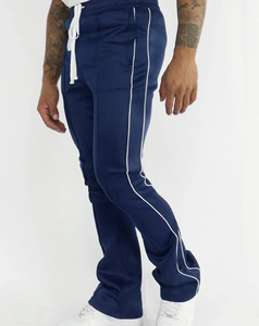 Pantalon de survêtement bleu marine pour homme avec bande latérale blanche, taille élastique et cordon de serrage, en tissu tricoté respirant, idéal pour l'automne - Product Image 1
