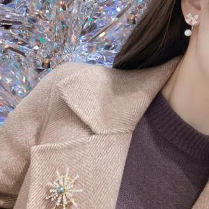 Pendientes de Perlas de Agua Dulce y Cristal con Forma de Lazo Desmontable, Estilo Moderno Europeo Americano, Diseño Popular y Moderno - Product Image 3