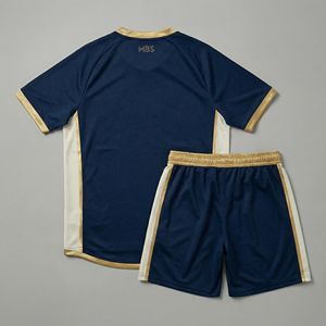 Maillot en jersey tricoté à col en V bleu marine avec col et poignets dorés pour les panneaux latéraux, design sportif respirant pour l'été - Product Image 2