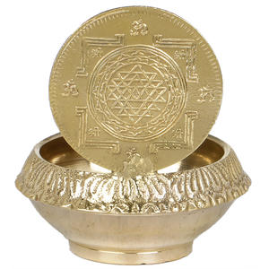 Escultura India hecha a mano pequeña de latón Ashtalakshmi Diya lámpara para regalar - Product Image 3