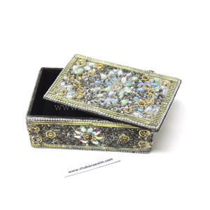 Boîte à bijoux de luxe personnalisée en métal de forme ronde pour cadeau de cérémonie, idéale comme boîte à dragées de mariage sur mesure - Product Image 5