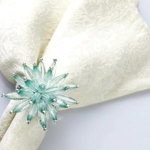 Los anillos de servilleta de metal con cristales de colores cielo son los más elegantes y transmiten instantáneamente atención al detalle, señalando su preocupación por la hospitalidad. - Product Image 3