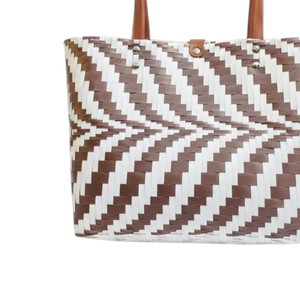 Sac à main en plastique tissé marron et blanc à motif zigzag, élégant, avec bouton-pression, vente directe - Product Image 3
