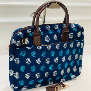 Sac pour ordinateur portable pour femme, imprimé Jaipuri exclusif, bleu zigzag moderne - Product Image 1