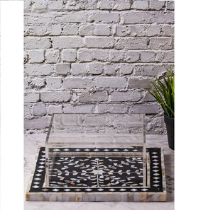 Plateaux de service en nacre faits à la main de haute qualité Incrustation d'os ronde luxueuse pour hôtels restaurants accents de bambou en bois MDF - Product Image 1