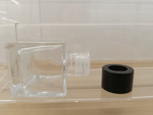 Vente en gros de flacons diffuseurs en verre transparent carrés vides de 50 ml, faciles à ouvrir, emballés dans un carton, flacon en verre - Product Image 4