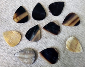 Púas de guitarra de madera de alta calidad Buffalo Sheep Rams Horn Diferentes púas de guitarra de cuerno para instrumentos de cuerda Piezas Accesorios - Product Image 4