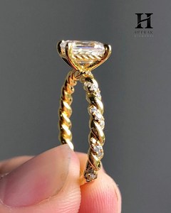 Anillo de Diamantes y Esmeraldas Cultivadas en Laboratorio, Oro de 18K, Diseño de Cuerda Trenzada Texturizada, Media Eternidad, Joyería Fina para Novia - Product Image 2