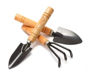 Elegante y duradero juego de tres herramientas de jardinería de acero al carbono con mango de madera para preparación del suelo - Product Image 1