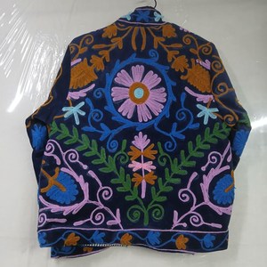 เสื้อแจ็คเก็ตผ้าฝ้ายสไตล์โบโฮซูซานีสำหรับผู้หญิง ตกแต่งด้วยลายปักดอกไม้และเถาวัลย์หลากสีสัน สีน้ำเงินกรมท่า งานแฮนด์เมด เหมาะสำหรับสวมใส่ลำลองอย่างลงตัว - Product Image 4