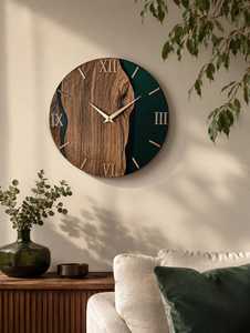 Reloj de Pared Moderno de Madera con Números Romanos, Detalles Verdes, Acabado Pulido, Reloj Decorativo para Sala de Estar, Oficina en Casa, ANURAG - Product Image 1