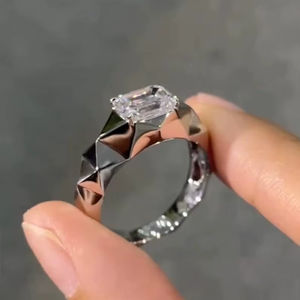 Anillo de banda geométrica con corte esmeralda de moissanita, plata 925 original, joyería fina para aniversario, regalo encantador para novias - Product Image 1