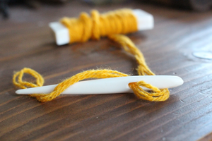 Aiguille en os de buffle naturel pour projets de couture faits à la main - Product Image 4