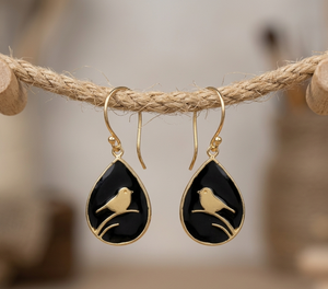 Pendientes artesanales de latón en forma de lágrima con siluetas de pájaros dorados sobre esmalte negro con revestimiento protector resistente al deslustre. - Product Image 6