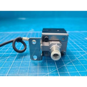 Sensor de Presión Digital KEYENCE AP-33Z Usado Como Está, Piezas de Equipos de Semiconductores Legados - Product Image 1