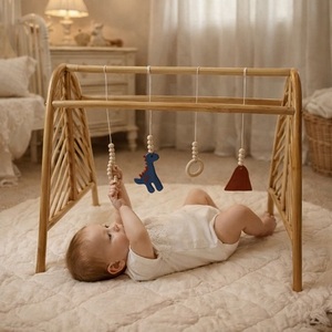 Parque Infantil de Bambú y Ratán Hecho a Mano con Juguetes Colgantes de Animales y Tapete de Juego Suave para Bebés - Ecowoodies Diseño Moderno para Juegos Infantiles en Interiores - Product Image 1