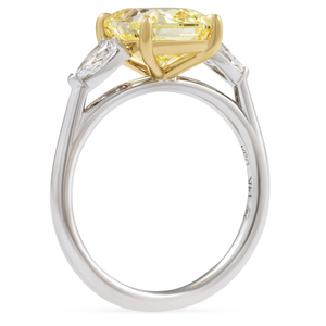 Bague de luxe à trois pierres en diamant de laboratoire jaune vif fantaisie taille coussin de 3,15 carats pour mariage - Product Image 2