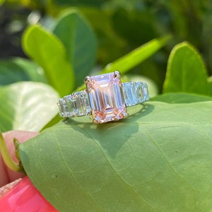 แหวนหมั้นเพชรเพาะเลี้ยงทรงเหลี่ยมสีชมพู 5.60 กะรัต รับรองโดย IGI ตัวเรือนทองคำขาว 14K ประดับเพชรเม็ดเดี่ยว สำหรับงานแต่งงานสำหรับผู้หญิง - Product Image 4