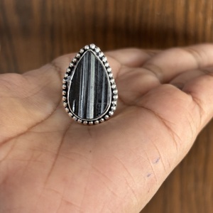 Bague en argent plaqué 925 de qualité supérieure avec tourmaline noire brute en forme de poire, pierre précieuse, cristal brut, bijou de guérison pour femme - Product Image 5