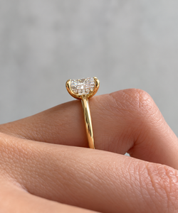 Bague solitaire pour femme de qualité supérieure avec diamant de laboratoire taille coussin, plaqué or jaune classique, disponible au meilleur prix du marché - Product Image 5