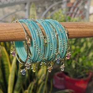 Juego de brazaletes de cristal Ghungroo Kashmiri en azul acuamarina, hechos a mano, tradicionales indios, para novias, mujeres, bodas, festivales, joyería dorada. - Product Image 1