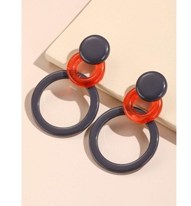 Boucles d'oreilles artisanales en résine, légères, élégantes, bijoux faits à la main, design inspiré de la nature, parfaites pour un usage quotidien - Product Image 4