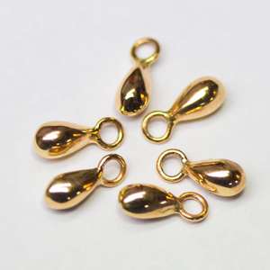 Pendentif goutte d'eau en or jaune massif 18 carats, fin, 3,3 mm x 8,5 mm, breloque en forme de goutte - Product Image 4