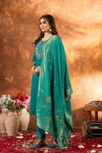 Conjunto de Kurti con Bordado Premium para Bodas y Fiestas - Product Image 5