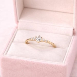 Bague de fiançailles en or massif 10K 14K 18K avec diamant de laboratoire rond certifié IGI, couleur DEF, clarté VS VVS, et pierres latérales délicates en moissanite - Product Image 1