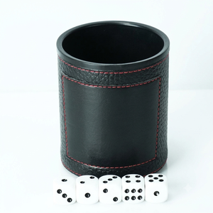 Set de Vasos para Dados de Cuero PU con Logotipo Personalizado, Caja Silenciosa con Costuras Rojas y Forro de Fieltro para Casino, Bar y Juegos de Mesa - Product Image 1
