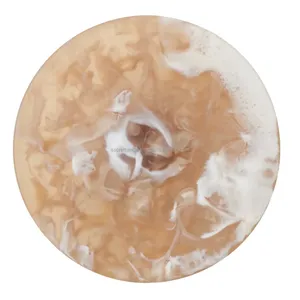 Support à gâteau contemporain personnalisé multicolore à trois niveaux en résine avec design rond fait main en métal, écologique, compatible lave-vaisselle par UO - Product Image 2