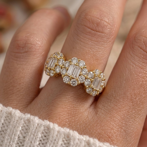 Elegante Anillo de Oro Amarillo de 18K con Tres Piedras en Racimo, Halo de Diamantes Redondos y Baguette, Joyería Fina, Compatible con Diseño CAD Personalizado - Product Image 2