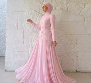 Vestido de noche rosa con hiyab |   Vestido Formal Modesto de Manga Larga y Cuello Alto |   Vestido de Gala Sofisticado con Apliques Florales en 3D - Product Image 4