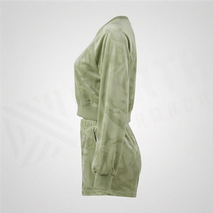 Conjunto de 2 Piezas para Mujer en Velour Verde Sólido, Top Corto con Cuello en V y Manga Larga, Shorts por Encima de la Rodilla, Estilo Casual Holgado para Primavera/Verano - Product Image 3