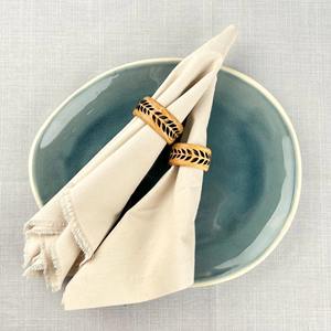 Anneau de serviette décoratif en bois avec découpe en forme de feuille, idéal pour les tables de repas dans les hôtels, restaurants et complexes hôteliers. - Product Image 5