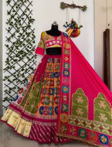 Ensemble Lehenga Choli Spécial Navratri en Mousseline Rose Moderne et Faux Georgette de Rayonne Lourde, avec Broderie Miroir Véritable et Dupatta à Imprimé Numérique, pour l'Été - Product Image 4