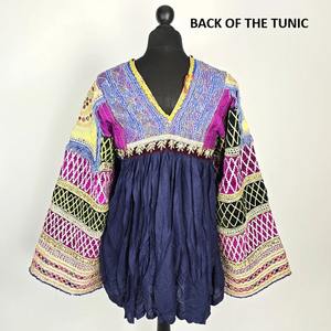 Vestido corto tradicional afgano Kuchi con intrincados bordados de seda multicolor, patrones tribales geométricos y trabajo con espejos. - Product Image 4