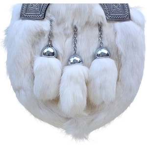 Sporran en fourrure blanche de qualité supérieure avec cantle argenté orné, trois pompons en fourrure et détails de chaîne – Accessoire traditionnel pour kilt écossais des Highlands - Product Image 2