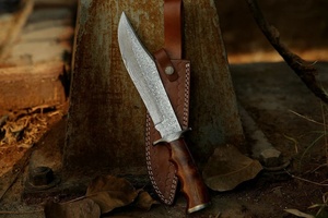 Couteau Bowie droit artisanal en acier Damas d'A&M ENTERPRISES, avec fourreau en cuir industriel professionnel, pour la chasse. - Product Image 6