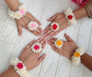 กำไลดอกไม้กัจรา, สายรัดข้อมือสำหรับงานแต่งงาน, เมห์นดี, ฮัลดี, เพื่อนเจ้าสาว, เครื่องประดับผมกัจราสำหรับงานแต่งงานดอกมะลิ, ของชำร่วยงานนิกะฮ์และอีด - Product Image 3