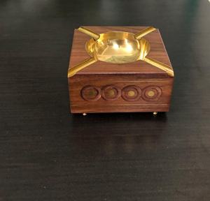 Cenicero cuadrado de madera al por mayor, cenicero de lujo de madera de Sheesham para cigarros con inserto de latón dorado y diseño de incrustaciones. - Product Image 3