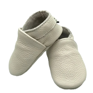 Chaussures de sport pour enfants en cuir verni respirant, semelle souple antidérapante, légères, mocassins pour bébés, sportives, unisexes, noires, personnalisées - Product Image 1