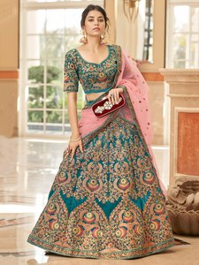 Lehenga Choli en velours brodé Zari floral, robe ethnique éco-responsable à taille naturelle pour femme, idéale pour mariée, mariage et festivals - Product Image 3