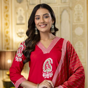 Ensemble Kurti et pantalon élégant de créateur avec broderie et dupatta en coton Chanderi - Product Image 1